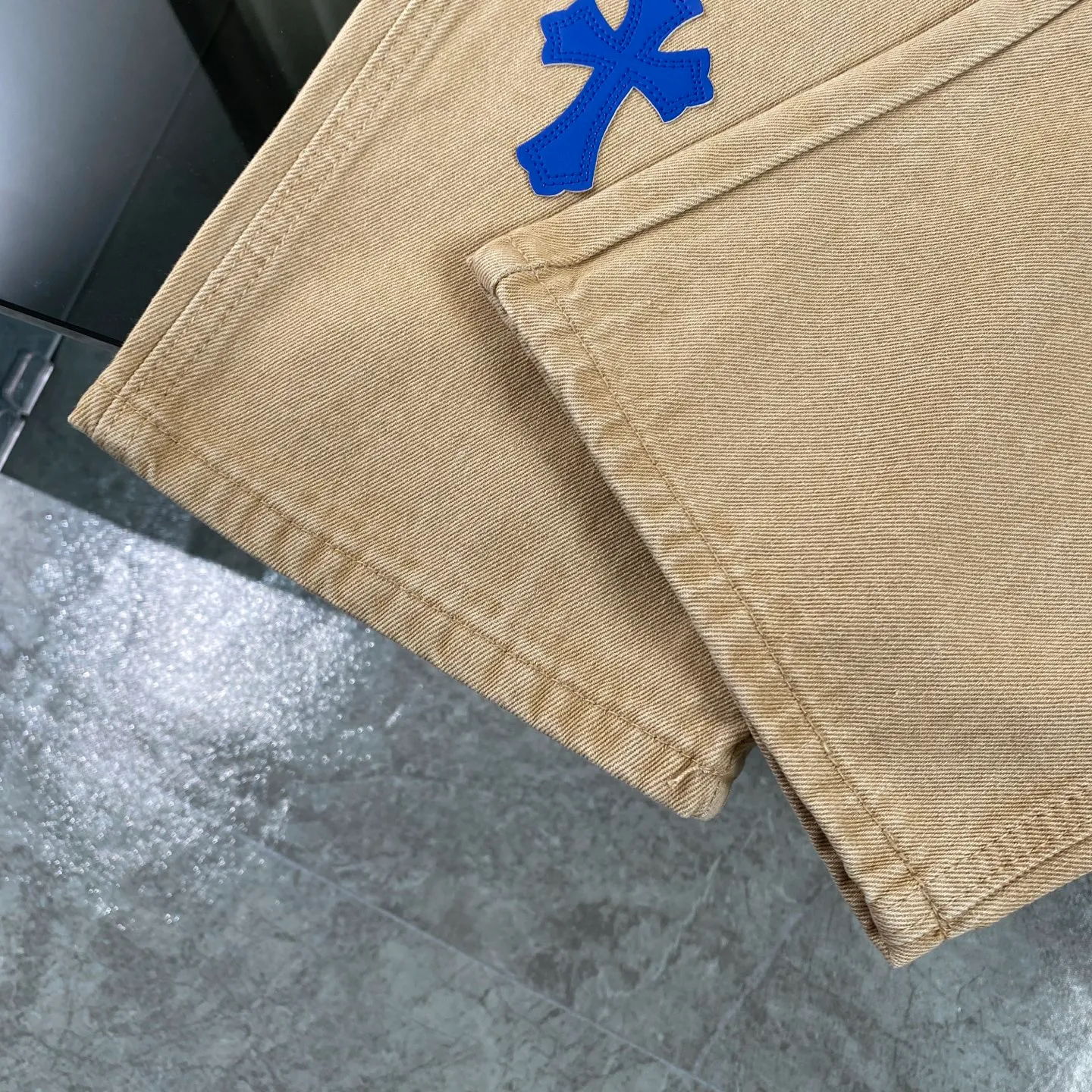 P270 CH Chromehearts limited edition blue and white cross-patched leather work jeans and denim logging pants. The counter price is 34W level. The patch is decorated with cross flowers and washed jeans! ! An absolutely high-end luxury product, a 1.9W-level god-level single product, a super popular product, made by top heavy industry, a magic weapon that cannot be missed! [About Zangyin] This is an extremely luxurious fashion brand that can also be called the aristocracy of the high street. It has always been an exclusive brand for some hipsters or rich second generations. Compared with ordinary high streets, it is more luxurious and noble. Compared with luxury brands, it is more fashionable and individual. It has always been a brand that I have a special liking for. [Top heavy industry fashion design] Consistently high-street luxury style. Speaking of this style, the Zangyin family and GU family are definitely the leading representative brands. Especially the Zangyin family has really achieved a state-of-the-art effect in creating high-street style. The unique washed material is used to create this style. The color system is already quite eye-catching. After it is decorated with patchwork cross flowers, it cleverly highlights the charm of the brand. Secondly, this style uses classic The high-waist cutting design highlights the long legs and fashionable temperament of the upper body. The brand is highly recognizable and the slim fit configuration is more suitable for daily wear. It is a product that interprets personality, fashion, and specifications at a glance. This single product is enough to make any fan excited. It can be a white T-shirt for a youthful college style, or a tight suspender for a royal style. It has strong matching ability and can be easily controlled by men.  [Materials and craftsmanship] Needless to say, this point goes without saying. As an excellent craftsman brand, Zangyin’s requirements for details and craftsmanship are really perfect. The washed color of this model has gone through so many processes, not to mention the embellishment of denim appliques. It is also purely hand-made and sewn. Just like what they believe in, only hand-made things have soul and have the meaning of wear. A top-notch heavy-duty fashionable denim item, I look forward to your perfect interpretation! !  Color: Khaki Size: 30-36